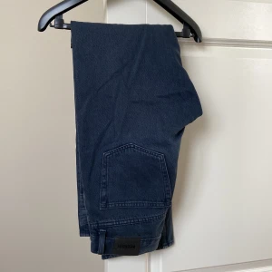 Mörk blå/svarta Weekday jeans 🪐 - Säljer dessa snygga Weekday jeans i modellen space. Använda men i väldigt fint skick, inga defekter. 🪐