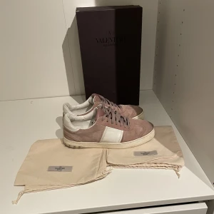 Valentino Flycrew - Tja! Säljer nu mina riktigt feta flycrews som är väldigt sällsynta. Tyvärr så saknas det 2 taggar på hälen. Skriv gärna vid minsta fundering