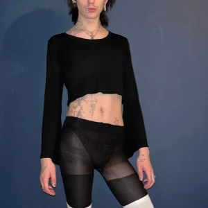 Sexig svart Crop top - Supermjuk svart Crop top med flared ärmar. Vampyr goth vibe eller bara som en flexibel basic🖤🖤✨