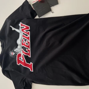 Philip plein t shirt ( kvitto och taggs finns - Säljer denna knappt användaPhilip plein t shirten/ tagg och kvitto finns!  