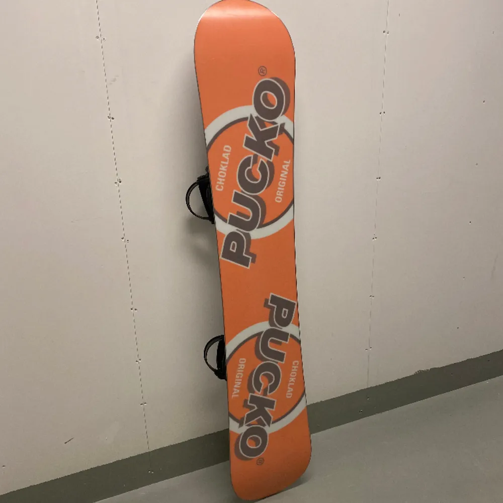 Säljer nu min helt oanvända snowboard från Pucko. Säljes då den tyvärr är för lång för mig. 160 cm. Endast upphämtning, fraktar inte! . Övrigt.