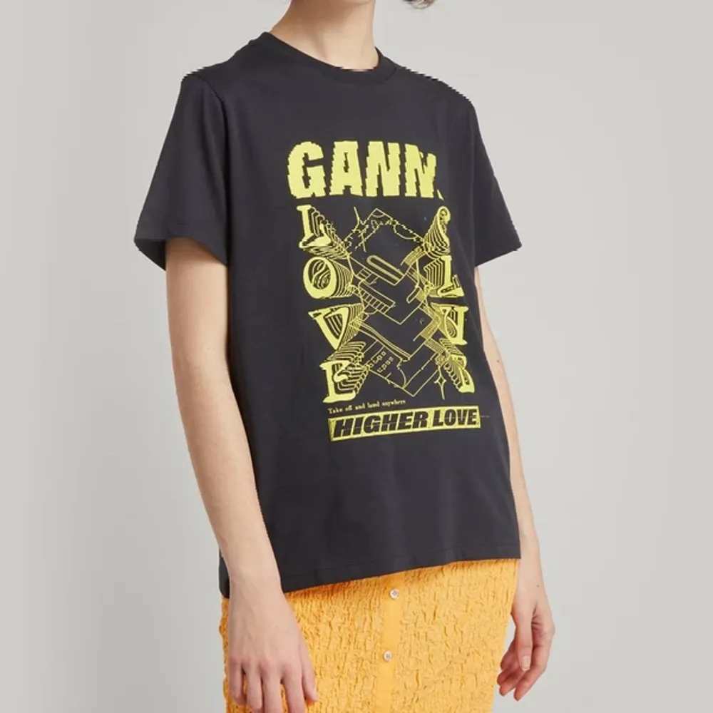 Säljer denna super coola ganni t shirt, nästan helt oanvänd. Köpt för ca 800kr☺️. T-shirts.