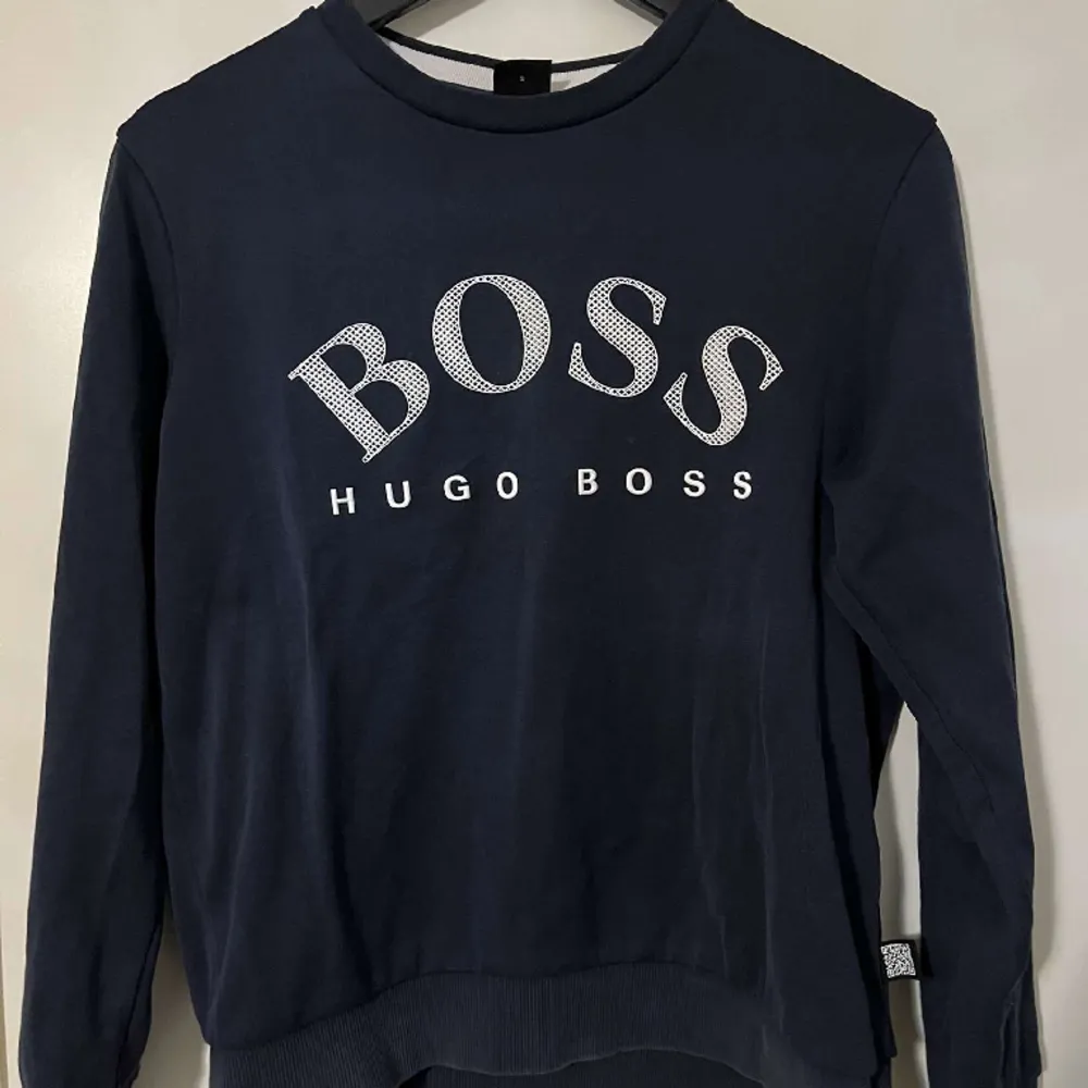 Hej! Säljer nu min fina äkta Hugo boss tröja för endast 600kr! Gammal model, skriv för flera bilder 😊. Hoodies.