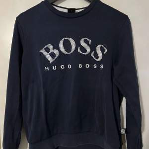 Hej! Säljer nu min fina äkta Hugo boss tröja för endast 600kr! Gammal model, skriv för flera bilder 😊
