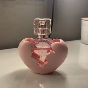 Ariana Grande parfym - Säljer då lukten inte passade mig, skriv vid frågor💕
