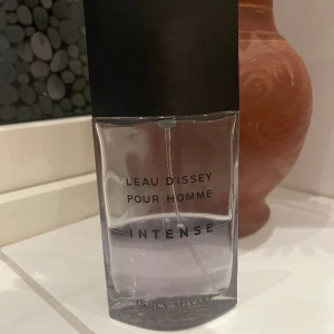 Issey Miyake parfym - Issey Miyake l’eau dissey Pour himmel intense. Runt 45% kvar av 75ml. Det är en frisk och kryddig doft. Mycket prisvärd parfym.