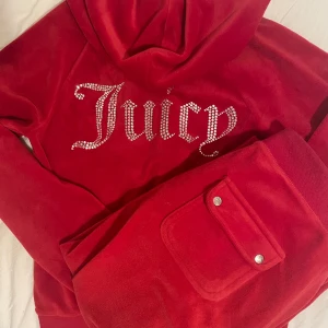 Juicy set röd - Jag säljer mitt röda juicy set då de inte används längre. Inge defekter och mycket bra skick. Storlek är XS i både koftan och byxan💗 1000 kr + frakt 