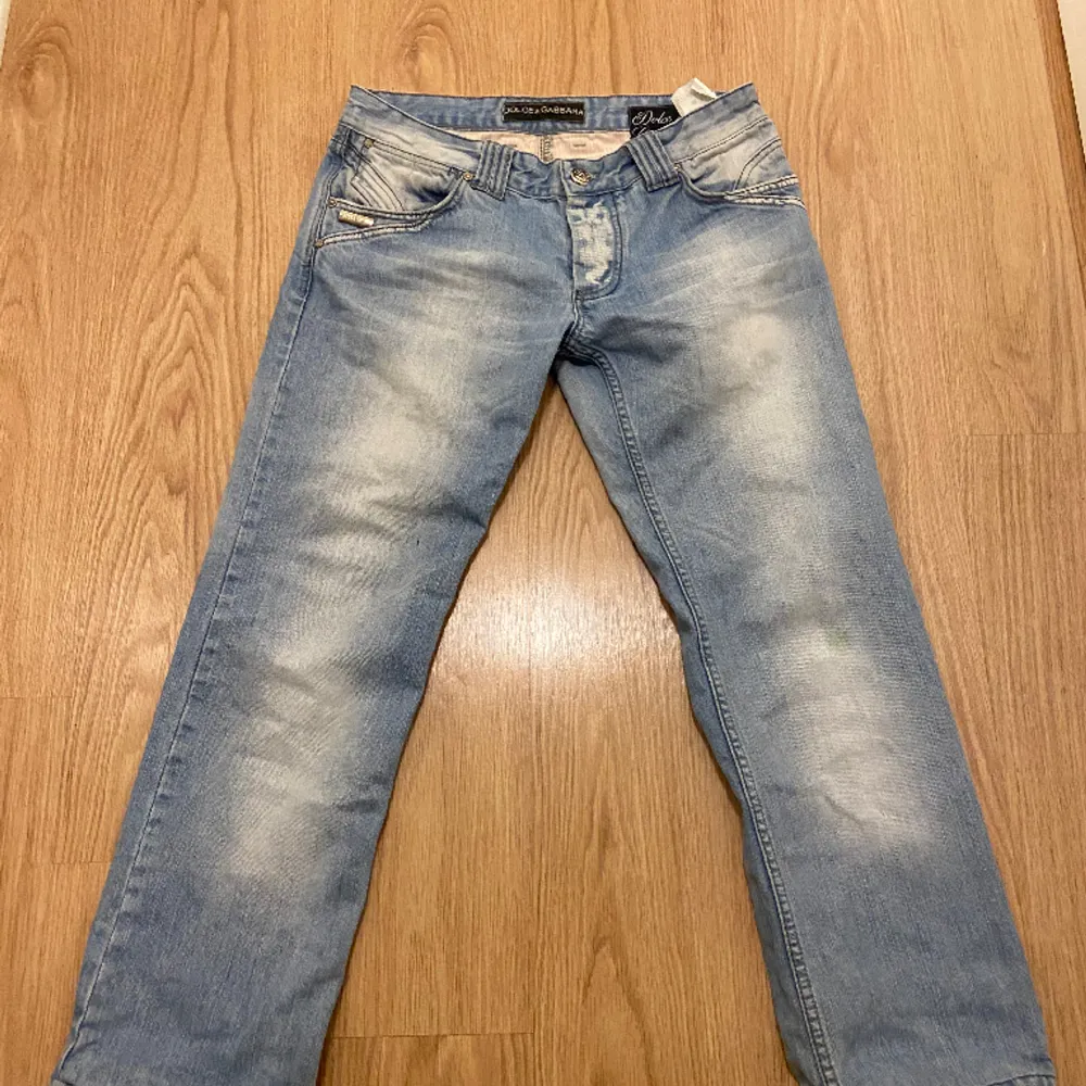 Ett par as feta dolce gabanna jeans jag köpte för 3 år sedan. Säljer pga att bakplåten har spruckit i mitten och att de är för korta för mig.  Det står att måtten är 31x34 men  de sitter som 30x28!🔥 Hör av er om det är nåt ni undrar!💯. Jeans & Byxor.