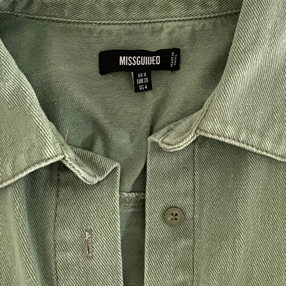 Gröns jeansjacka från Missguided  . Jackor.