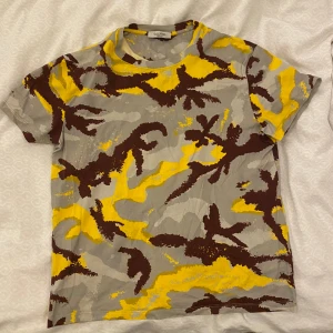 Sällsynt Valentino T-Shirt - Slutsåld överallt Mycket bra skick Storlek: S Nypris: 4000