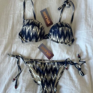 Bikini  - Säljer denna jättefina bikini med missoni liknande mönster som aldrig är använd💞 Pris kan diskuteras 
