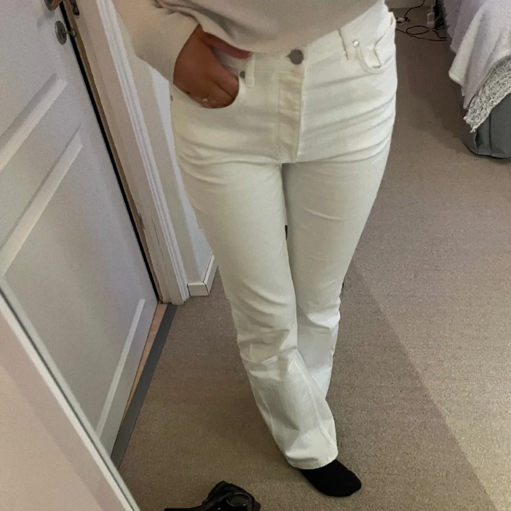 Vita jeans från BikBok i nyskick som sitter såå fint🤍🤍. Jeans & Byxor.