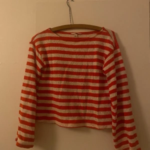Randig tröja från HM - Storlek S, röd och vit. Använd ca 2 gånger.