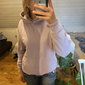 Hoodie - Säljer nu denna super gulliga ljuslila hoodien i storlek S från Boardwalk! Den är använda några fåtal gng men ligger just nu bara i min garderob! Snörena är tyvärr borta men är fortfarande lika snyggt ändå
