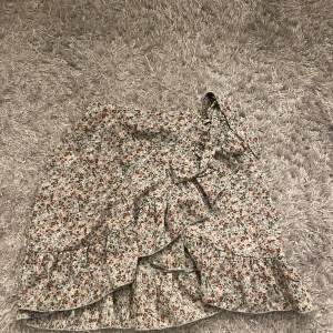 Blommig kjol - Blommig kjol från SHEIN. Band på sidan man kan knyta åt. Fint skick.🩷