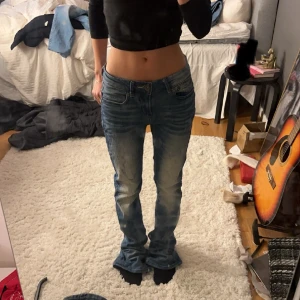 Lågmidjade jeans - Säljer dessa sjukt snygga lågmidjade jeansen som tyvärr är för långa för mig😭de har både snygga detaljer fram och bak😭❤️modell bootleg! Midjemåttet är 36 och innerbenslängden är 85/86🥰