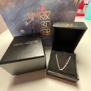 Maria Nilsdotter kedja  - Kedja från Maria Nilsdotter i längd 45💗knappt använd säljer då jag har andra kedjor❤️