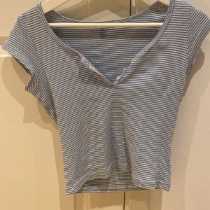 Button upp brandy topp  - Perfekt topp för sommaren som är från brandy Melville.  Har används 1 gång innan men är precis som ny. 