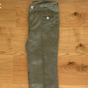 Helt slutsålda byxor  - Säljer dessa helt slutsålda byxor från HM❤️ De är i nyskick och har lappen kvar. Storlek 36