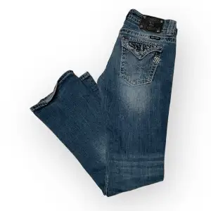 missme jeans köpta på plick :)  midjan är 37cm och innerben 83cm. den har små hål vid bakfickorna men det går att laga lätt 
