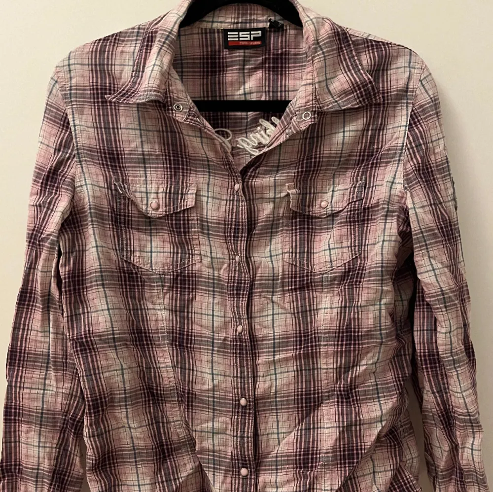 Rutig skjorta köpt secondhand. Osäker på storlek typ xs, kort i ärmarna. Köpare står för frakt.. Skjortor.