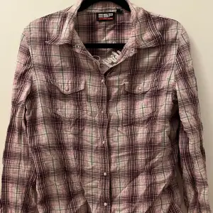 Rutig skjorta köpt secondhand. Osäker på storlek typ xs, kort i ärmarna. Köpare står för frakt.