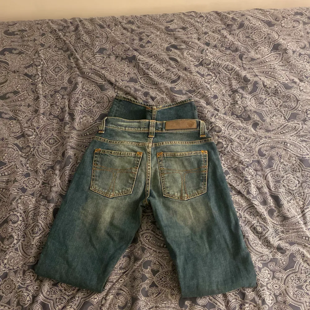 Super snygga jeans Köpta för ca 2 månader sen ny pris 1599 de är lite för korta för mig som är 155cm annars passar de perfekt. Jeans & Byxor.