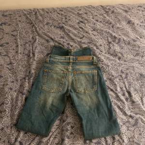 Super snygga jeans Köpta för ca 2 månader sen ny pris 1599 de är lite för korta för mig som är 155cm annars passar de perfekt