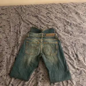 Super snygga jeans Köpta för ca 2 månader sen ny pris 1599 de är lite för korta för mig som är 155cm annars passar de perfekt