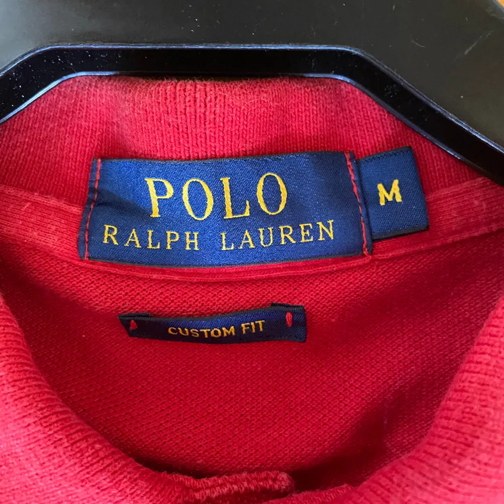 Super fet polo Ralph Lauren piké i röd färg, sorlek M herr! I oanvänt skick 9/10🔥Vid frågor eller funderingar va inte rädd och skicka iväg ett meddelande🔥. Paidat.