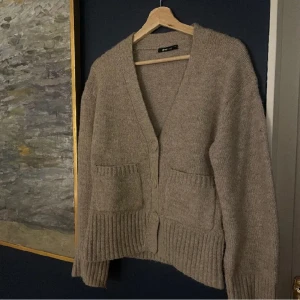 Kofta  - Säljer denna beiga koftan från Gina. Det är i storlek xs men sitter som en s skulle jag säga. DM:a vid frågor 