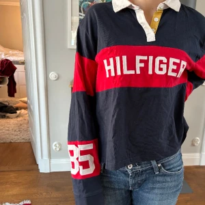 Tommy Hilfiger långarmad tröja - Tommy Hilfiger långarmad croppad kragtröja. Passar mig som brukar ha Medium men är storlek XXL. Den är som ny. Pris kan diskuteras!