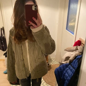 Zara jacka - Säljer denna super fina jacka från zara, perfekt till våren🌼🌼🌼