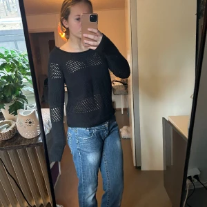 Virkad/Stickad tröja - Varm o gosig nu vid vintern/våren. Inga täcken på skador. 