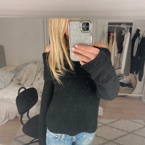 Off shoulder - Stickad off shoulder tröja ifrån HM. Jätte bra sick nästan aldrig använd. Strlk är L men skulle säga att den passar M jätte bra. Den är lite stor på mig som har S men lite stor i axlarna. Men M skulle jag säga är perfekt!💞 