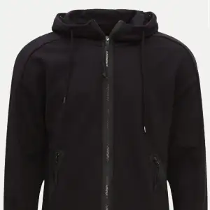 cp company zip up i ny skick, storlek M svart. ny pris är 3150kr men har ej kvitto osv där av priset 