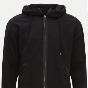cp company zip  - cp company zip up i ny skick, storlek M svart. ny pris är 3150kr men har ej kvitto osv där av priset 