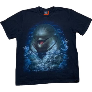 Rock Eagle T-Shirt  - Svart T-Shirt från Rock Eagle med Delfin tryck. Storlek M, bra skick! Ställ gärna frågor!😊