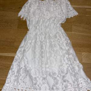 Snygg vit klänning utan ärmar. Köpt i Spanien för 5 år sen. Använd fåtal gånger. Använd gärna köp nu knappen