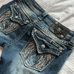 Miss me jeans vingar - Har ej bild på, för små!!  Lågmidjade jeans från Miss Me! Snygg tvätt och coola slitningar. Strl 26. Fint skick! Modell straight Midja rakt över 36-39 cm (stretch) Innerben 75 cm Ytter 93 cm