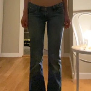 Levi’s low waist bootcut - Fina levis 572 bootcut. Midjemått: 35 cm rakt över och innerbenslängd:  80 cm. Strl 26x32