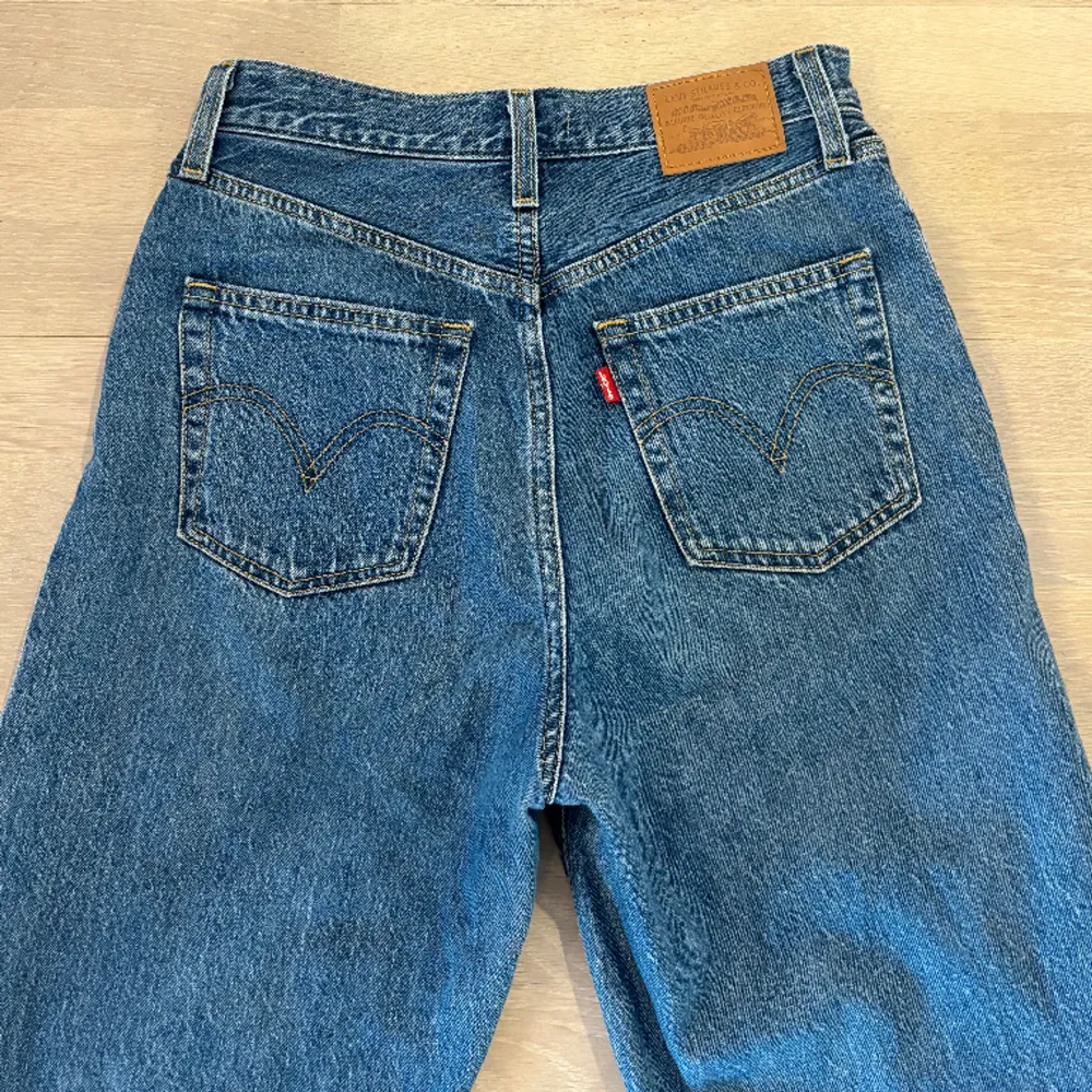 Levis high loose taper jeans. Storlek 26 motsvarande S/M. Knappt använda, väldigt bra skick. Tyvärr lite för små. Ordinarie pris 1300kr. Jeans & Byxor.