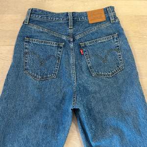Levis high loose taper jeans. Storlek 26 motsvarande S/M. Knappt använda, väldigt bra skick. Tyvärr lite för små. Ordinarie pris 1300kr