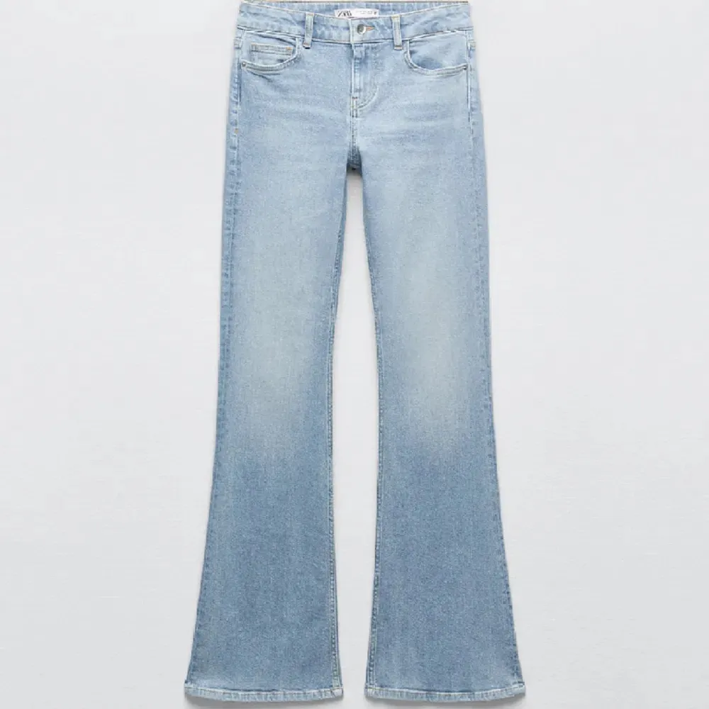 Hej🩷 säljer mina jeans från zara, dem är använda några enstaka gånger, men eftersom dem är lite långa för mig så har dem slitits lite på benet annars är dem i bra skick🩷. Jeans & Byxor.