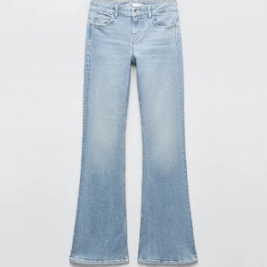 Zara jeans  - Hej🩷 säljer mina jeans från zara, dem är använda några enstaka gånger, men eftersom dem är lite långa för mig så har dem slitits lite på benet annars är dem i bra skick🩷