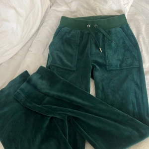 Juciy couture byxor - Säljer mina Juciy couture byxor då de aldrig kommer till användning💕 väldigt fint skick! Saknar däremot en silvrig detalj på snöret