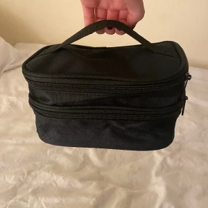 Necessär  - En helt ny necessär som har många fack och förvaring. Smidig att ha med på resa! Säljer då jag har en annan.