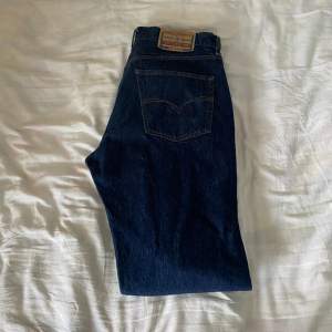 Diesel jeans i nyskick Nypris ligger runt 2000 Storlek är typ XL-L så de sitter rätt baggy