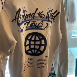 Säljer min hov1 hoodie från deras all around the world tour från 2019 tror jag  Har några defekter men det går säkert att bleka bort  Nypris 600 kr från konsert i Örebro