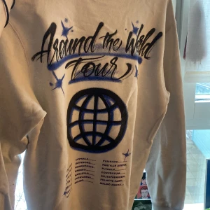 Hov1 hoodie - Säljer min hov1 hoodie från deras all around the world tour från 2019 tror jag  Har några defekter men det går säkert att bleka bort  Nypris 600 kr från konsert i Örebro